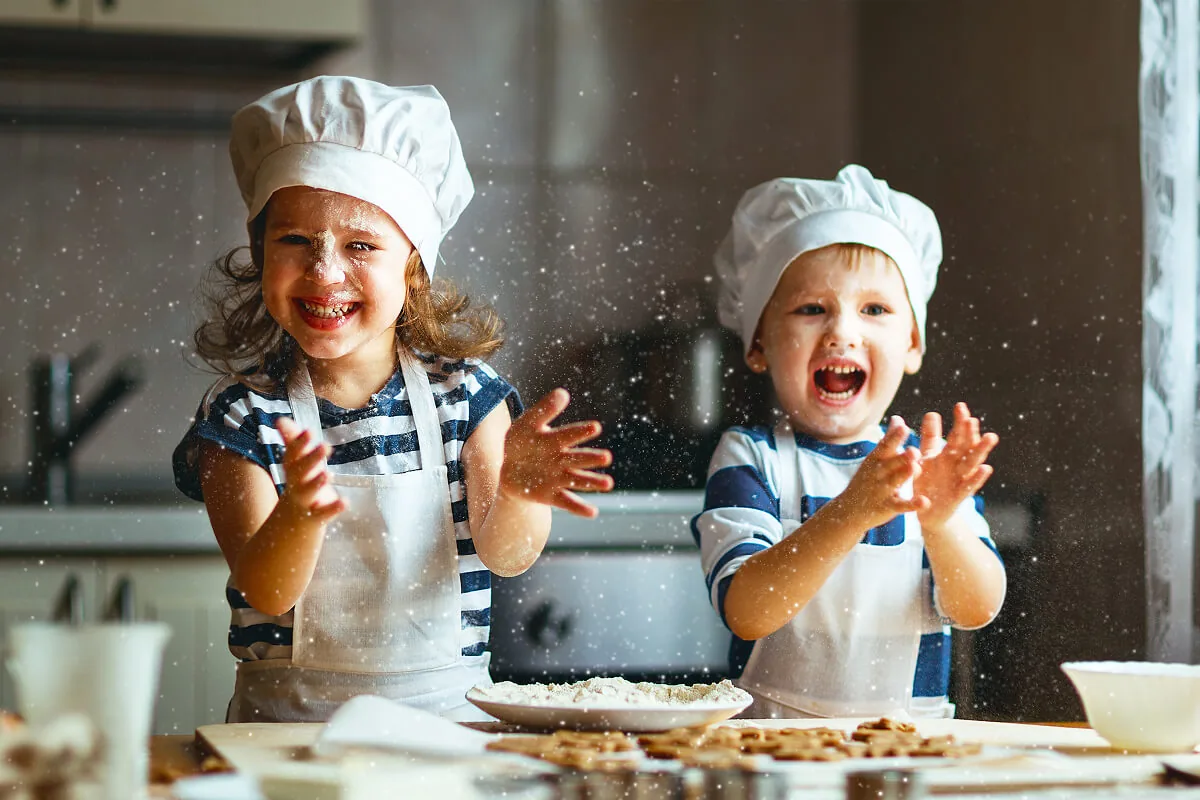 Bruder und Schwester backen für Weihnachten Plätzchen