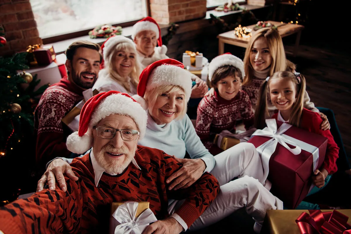 Eine große Familie macht ein gemeinsames Foto unterm Weihnachtsbaum