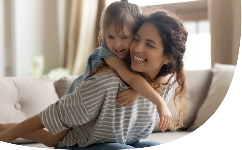 Babysitter lacht mit Mädchen