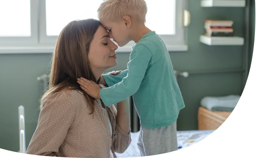 Eine Mama versicht ihren Sohn zum Schlafen zu bringen