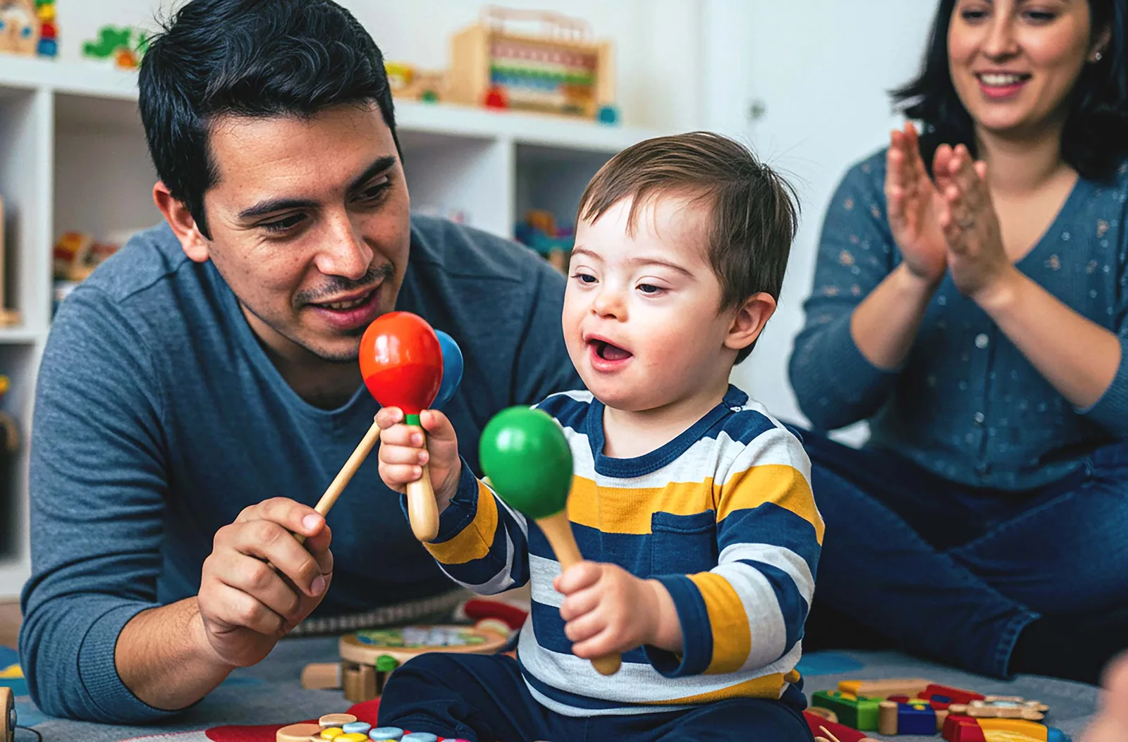 Vater und Mutter spielen mit ihrem kleinen Sohn