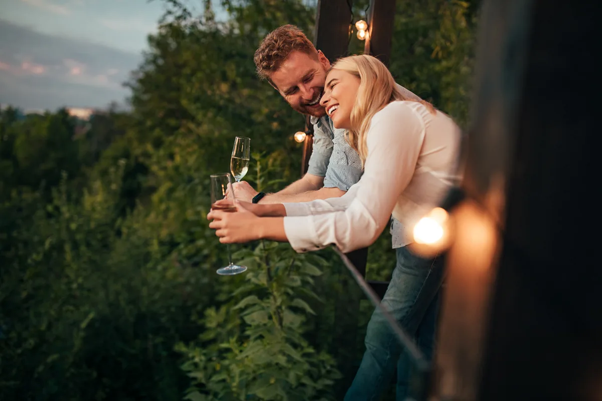 Entspannte Eltern genießen ihre freie Zeit mit einem Glas Wein