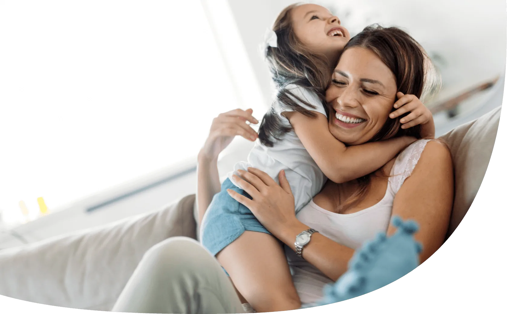Ein Babysitter tobt auf der Couch mit zu betreuendem Mädchen