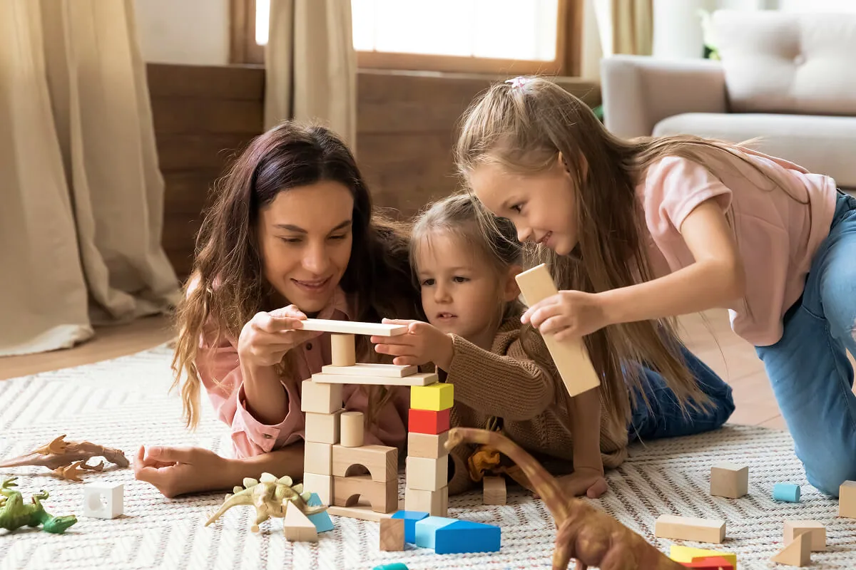 Eine Tagemutter fördert die Kreativität der Kinder