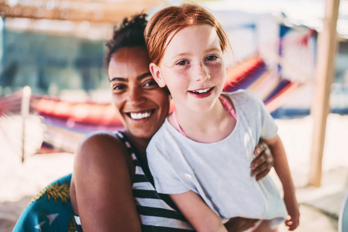 Nanny ist mit einem Kind auf dem Spielplatz