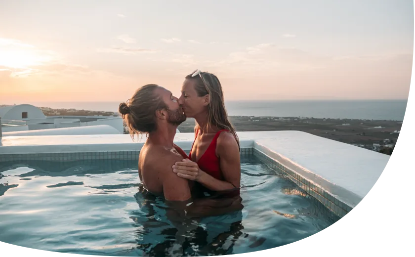 Ein glückliches Paar genießt die vertraute Zeit zu zweit im Pool beim Sonnenuntergang