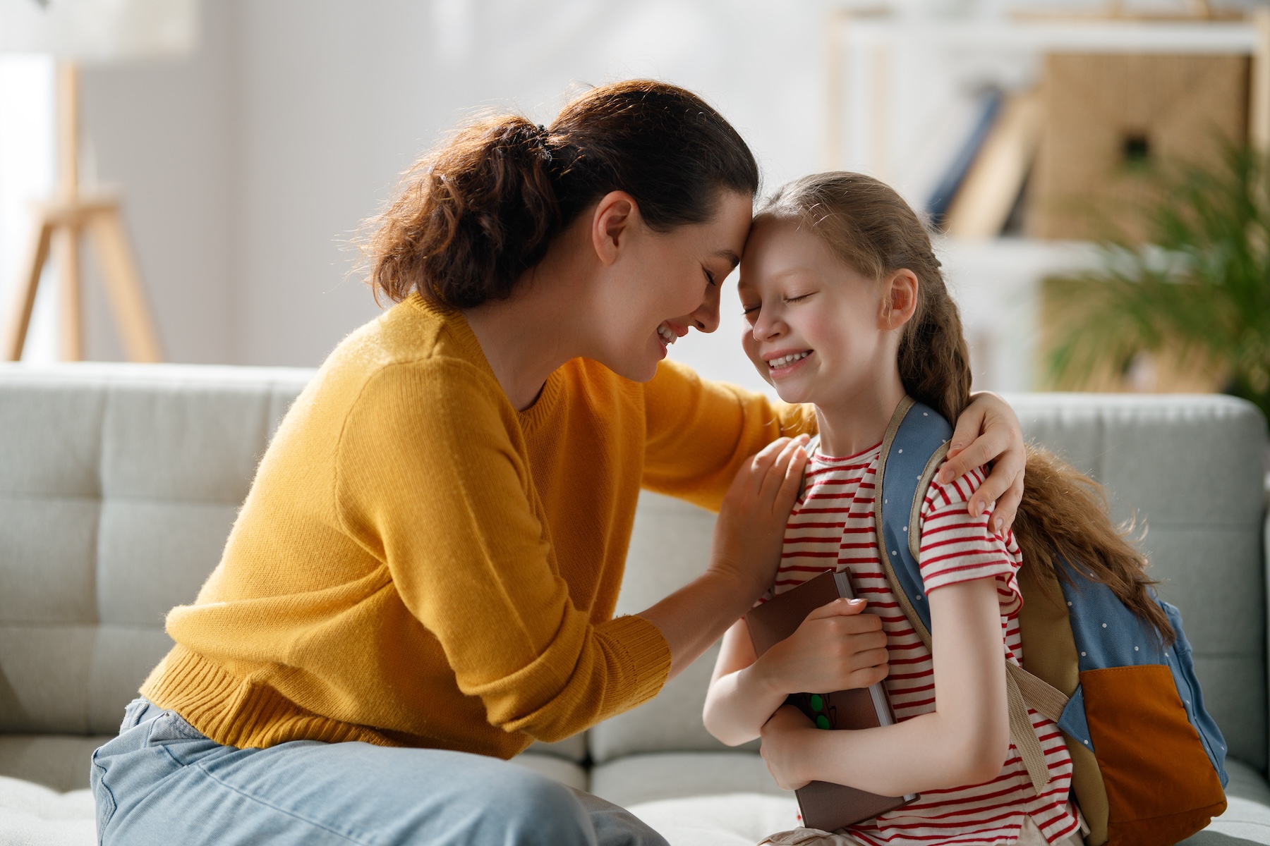 Kleines Mädchen mit Mutter