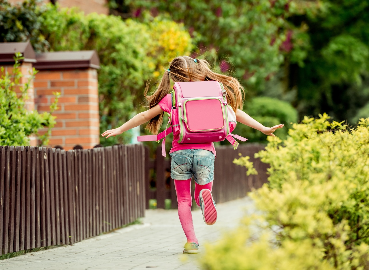 Mädchen rennt zur Schule