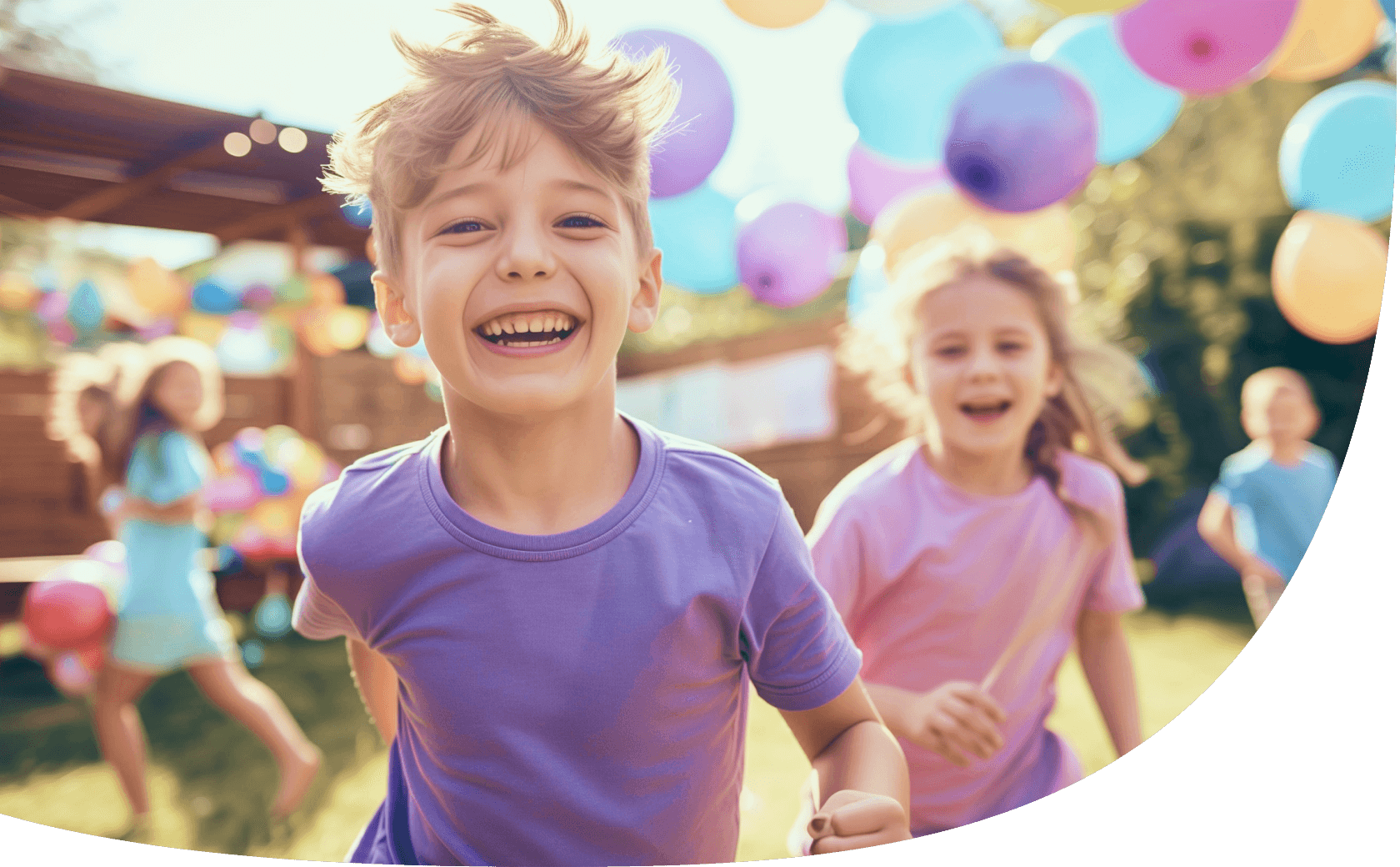 Junge spielt draußen